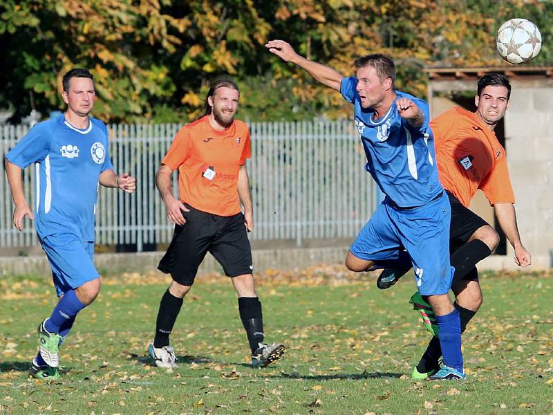 Fotbalisté Velkého Března B (v modrém) doma porazili Povrly 4:1.