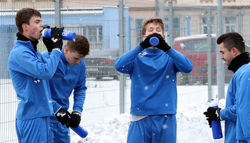 Fotbalisté FK Ústí nad Labem absolvovali ve středu první trénink roku 2021 na umělé trávě městského stadionu.