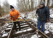 Členové sdružení Muzeální železnice v Zubrnicích dělají údržbu na kolejovém svršku. Vyměňují část poškozených pražců a nahrazují je novými.