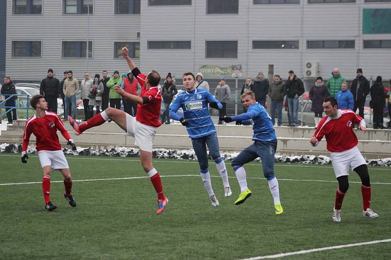 Ústečtí fotbalisté (modří) zvítězili na úvod přípravy vysoko 7:0.