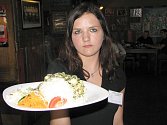 Na snímku studentka oboru číšník – servírka Sandra Braunová.