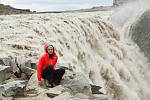 Gabriela Manová u vodopádu Dettifoss na severu Islandu na řece Jökulsá á Fjöllum, která je ledovcového původu. Vodopád s průtokem vody až 500m3 je pokládán za nejmohutnější v Evropě.