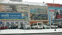 V nosič reklamy se proměnily domy na Špitálském náměstí i v Hrnčířské ulici.