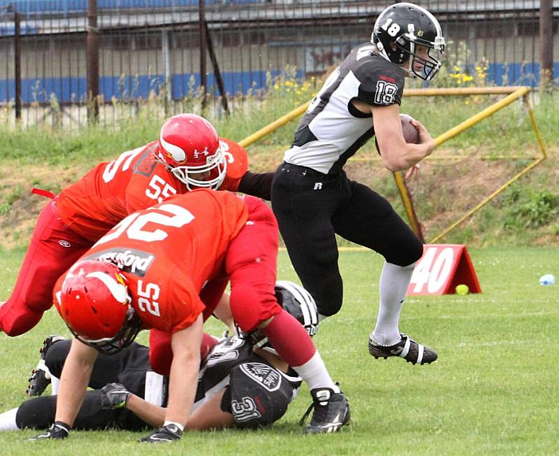 Američtí fotbalisté SC Blades Ústí (černí) doma porazili Hellboys České Budějovice 34:11.