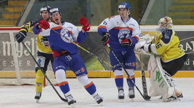 Hokejisté Slovanu (žlutí) doma prohráli s Litoměřicemi vysoko 0:5.