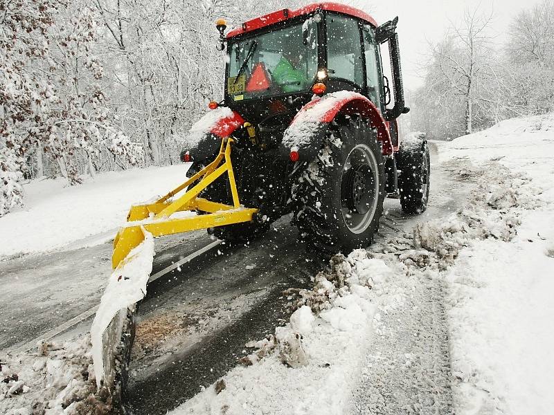 TISÁ POD SNĚHEM. Nejvíce sněžilo na hřebenech Krušných hor, problémy byly například v Tisé. 