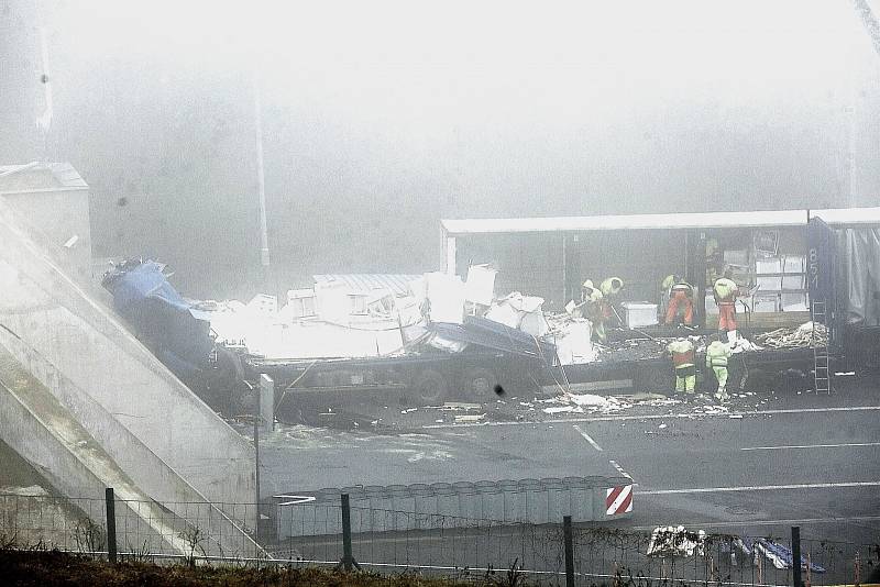 Kamion na dálnici D8 čelně narazil do portálu tunelu Prackovice. Úterý 2. března