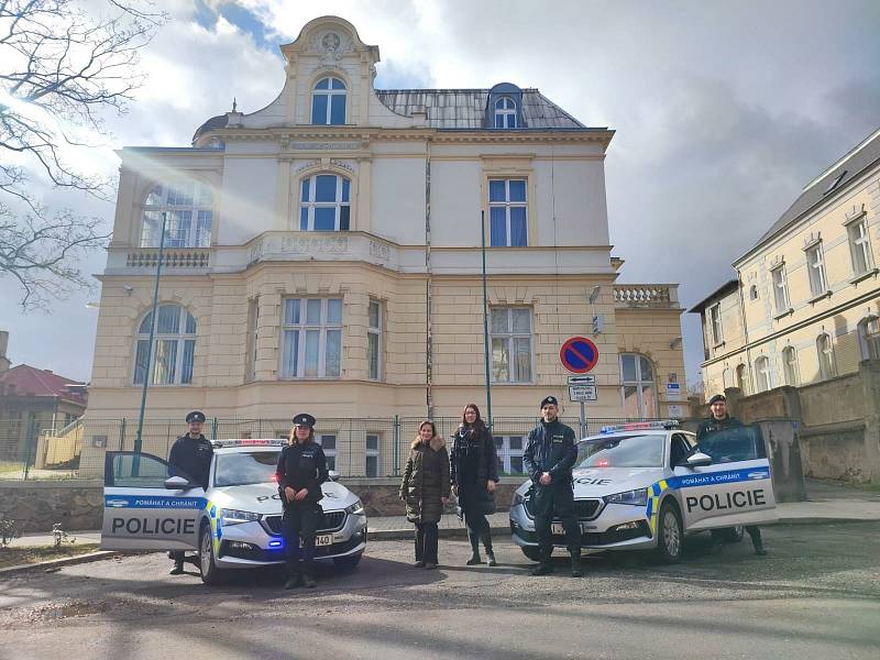 Strážci zákona z Ústeckého kraje uctili oběti trestných činů policejními majáky.