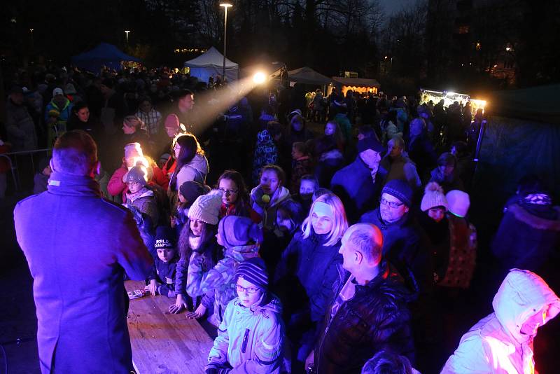 Rozsvěcení vánočního stromku v Centrálním parku Severní Terasa.