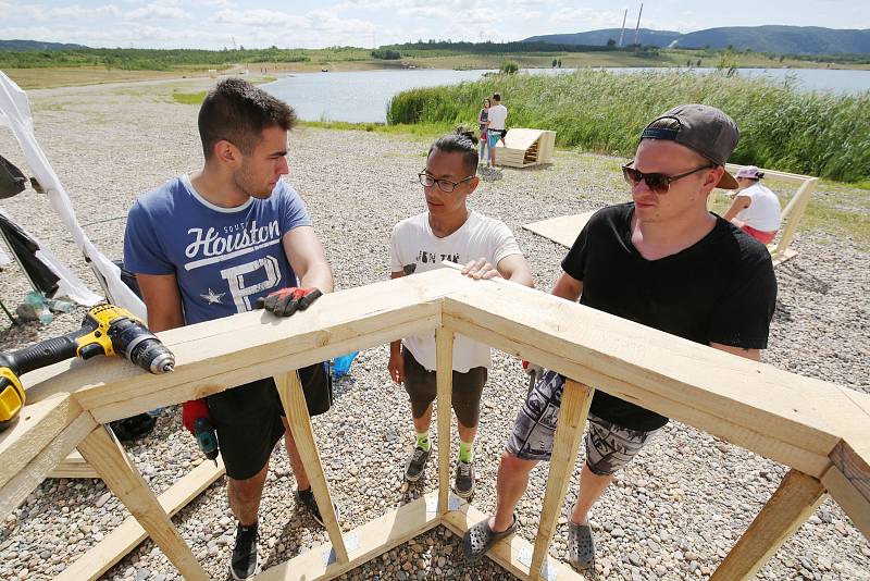 Studenti ČVUT vyrábějí u Jezera Milada dřevěné doplňky. Například stínidlo ve tvaru kruhu, lehátka a hrací prvky.