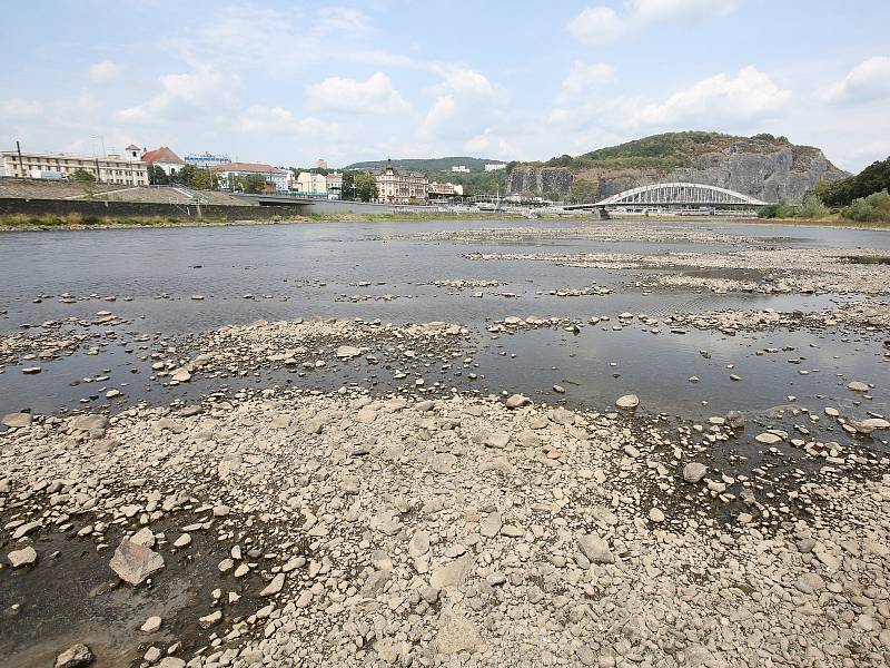 Velké sucho opět odhalilo část dna řeky Labe v Ústí nad Labem.