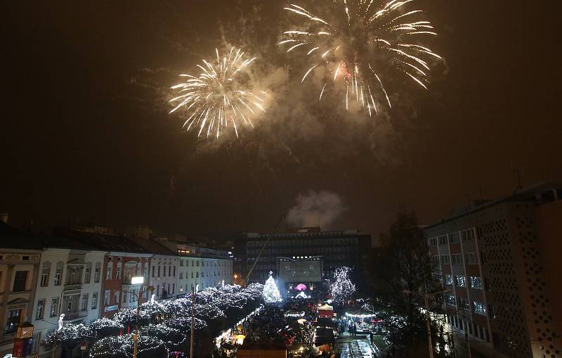 První adventní neděli se na ústeckém Lidickém náměstí rozsvítil vánoční strom a začaly zde vánoční trhy.