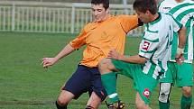 Fotbalisté Libouchce (bílo–zelení) porazili v derby Jílové na jeho hřišti 3:1, když o výhře rozhodli ve druhé půli.