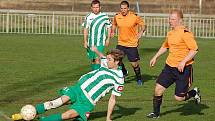 Fotbalisté Libouchce (bílo–zelení) porazili v derby Jílové na jeho hřišti 3:1, když o výhře rozhodli ve druhé půli.