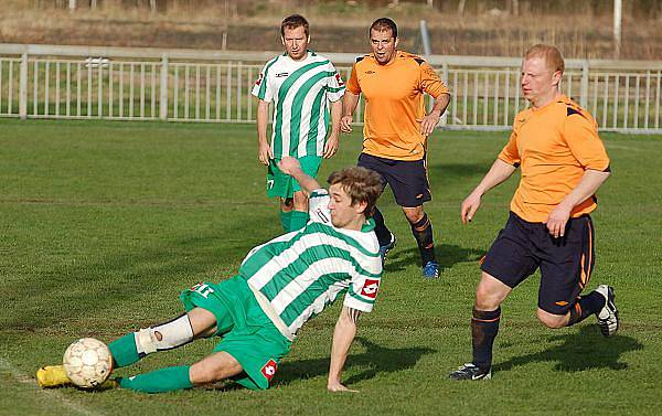 Fotbalisté Libouchce (bílo–zelení) porazili v derby Jílové na jeho hřišti 3:1, když o výhře rozhodli ve druhé půli.