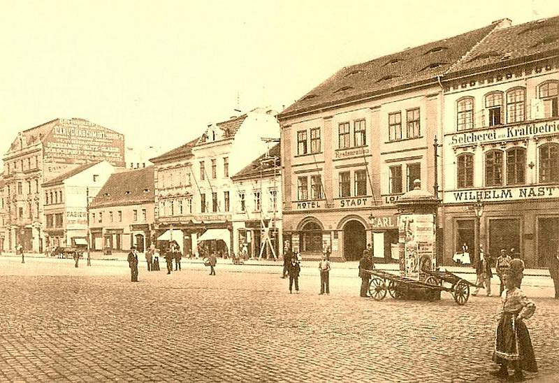 1899: Proměny Mírového, dříve Tržního náměstí, zástavba na jižní straně.