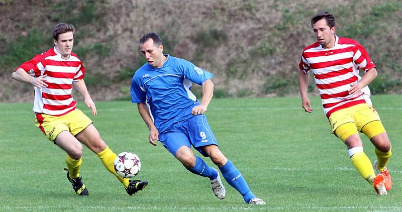 Fotbalisté Brné (pruhovaní) doma deklasovali Jílové vysoko 8:2!