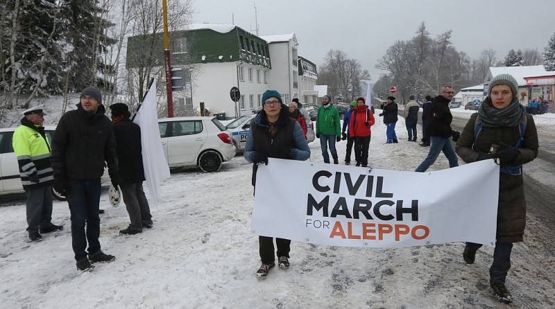 Asi pět desítek aktivistů, kteří na protest proti válce v Sýrii jdou z Berlína do Halabu (Aleppa), dorazilo dnes dopoledne do České republiky. České hranice překročili v Petrovicích.