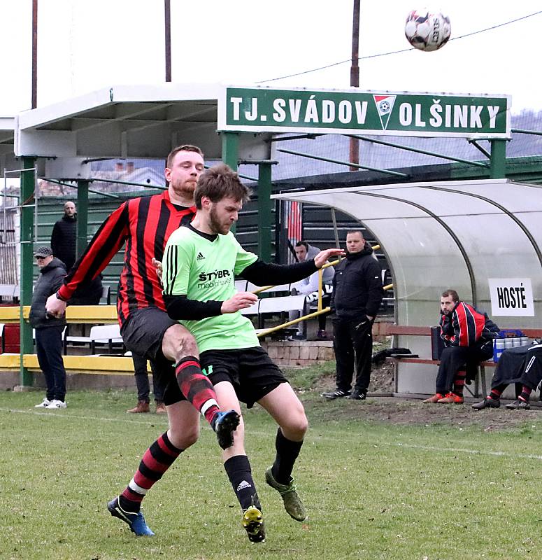 I. B třída 16. kolo.. Fotbalisté TJ Svádov - Olšinky (zelenočerní) zvítězili nad  TJ Union Děčín (pruhovaní) 3:1.