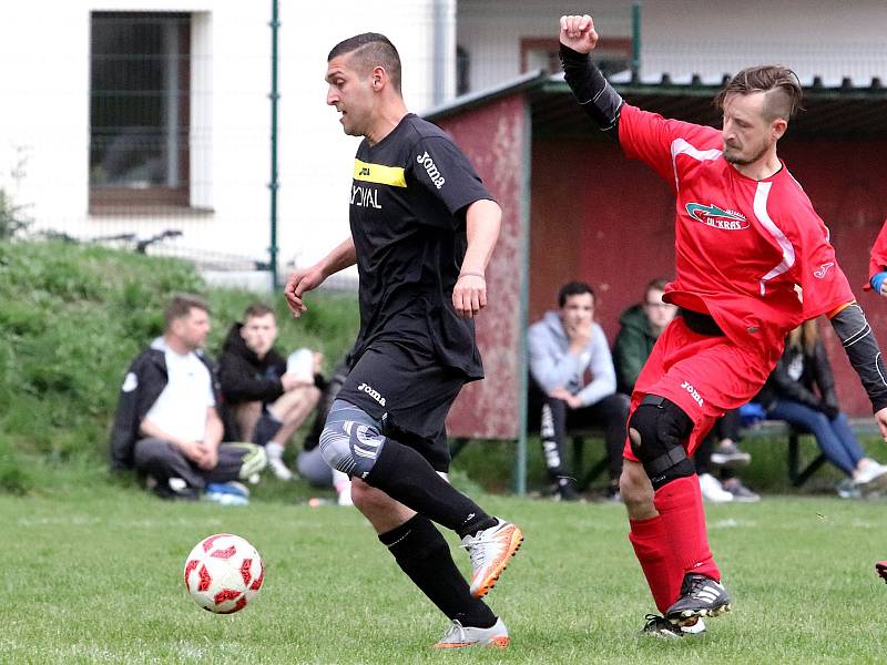 Skorotičtí fotbalisté (červení) podlehli Lokomotivě Děčín (černí) 1:6