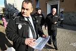Strážníci v Krásném Březně během dvou hodin zkontrolovali 56 osob, 17 vozidel, 4 restaurace, 5 barů, 7 provozoven s automaty, 9 večerek a 21 psů. Udělili 4 blokové pokuty. 