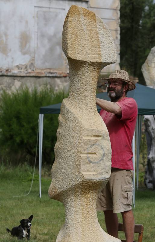 Tradiční letní sochařské sympozium v Řehlovicích