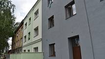 Dům se zelenou fasádou v dobrém stavu, dotaci na opravu čerpala organizace SPZ Teplice, kde Martin Dlouhý podle webu stále působí jako ředitel.