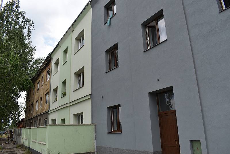 Dům se zelenou fasádou v dobrém stavu, dotaci na opravu čerpala organizace SPZ Teplice, kde Martin Dlouhý podle webu stále působí jako ředitel.