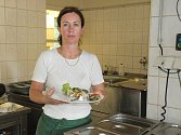 Návštěvníci restaurace si jídlo pochvalovali. Na snímku kuchařka, se kterou čtenáři pravidelně vaří, Martina Hiřičová.