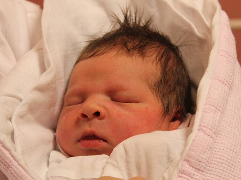 Daniela Popluhavová se narodila v ústecké porodnici 22. 12. 2014 (20.30) mamince Denise Popluhavové. Měřila 50 cm, vážila 3,63 kg.