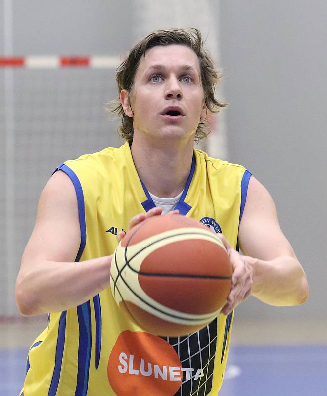 Basketbalisté Slunety B (žlutí) oplatili rezervě Litoměřic podzimní porážku a drží v tabulce Severočeské ligy 5. místo těsně před soupeřem.