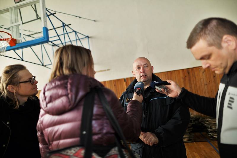 Příprava tělocvičny kolejí UJEP na příchod ukrajinských uprchlíků.