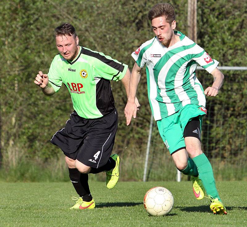 Fotbalisté Libouchce (pruhovaní) porazili Hostovice 3:0.