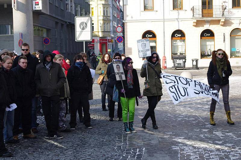 Zpěvem a skandováním hesel skončila v sobotu na Lidickém náměstí krátce po půl čtvrté pokojná demonstrace proti mezistátní obchodní dohodě ACTA. 