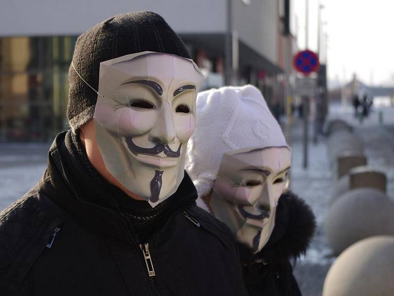 Zpěvem a skandováním hesel skončila v sobotu na Lidickém náměstí krátce po půl čtvrté pokojná demonstrace proti mezistátní obchodní dohodě ACTA. 