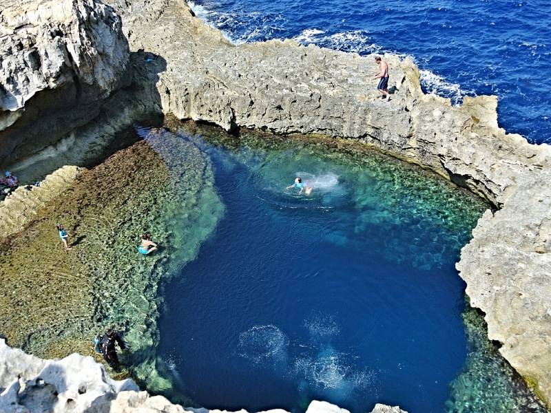 Malta, ostrov Gozo, modrá díra. Ráj potápění. Tak popsala svou fotografii Miloslava Bernardová z Jílového u Děčína. Na menším ze dvou ostrovů, které Maltu tvoří, trávila dovolenou.