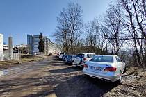 Parkování je v Masarykově nemocnici problém. Auta stojí všude, bezplatné parkoviště bývá obsažené sedm dní v týdnu.
