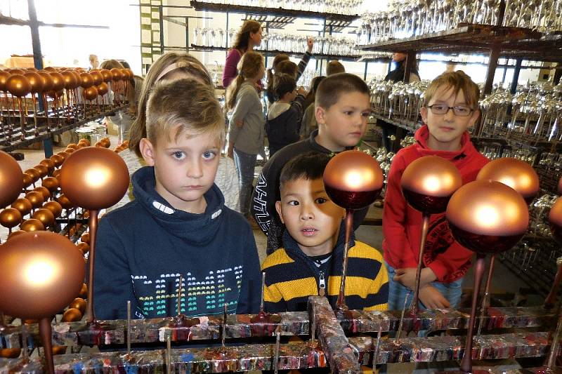 Žáci z Petrovic zjistili, jak se ručně vyrábí vánoční ozdoby.