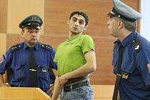 Krajský soud odsoudil Emila Hájka ke dvanácti letům vězení za pokus vraždy. V květnu 2008 vyhodil svojí družku z okna panelového domu. Jen zázrakem pád ze sedmi metrů přežila.