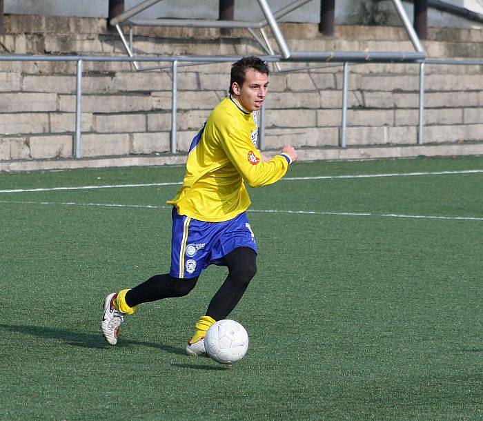 Fotbalisté Neštěmic (žluté dresy) remizovali v přípravném střetnutí s Juniorem Děčín 3:3. 