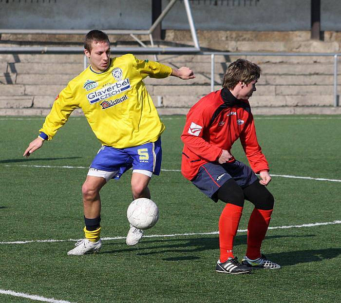 Fotbalisté Neštěmic (žluté dresy) remizovali v přípravném střetnutí s Juniorem Děčín 3:3. 