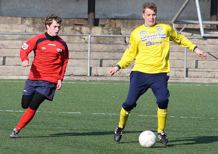 Fotbalisté Neštěmic (žluté dresy) remizovali v přípravném střetnutí s Juniorem Děčín 3:3. 