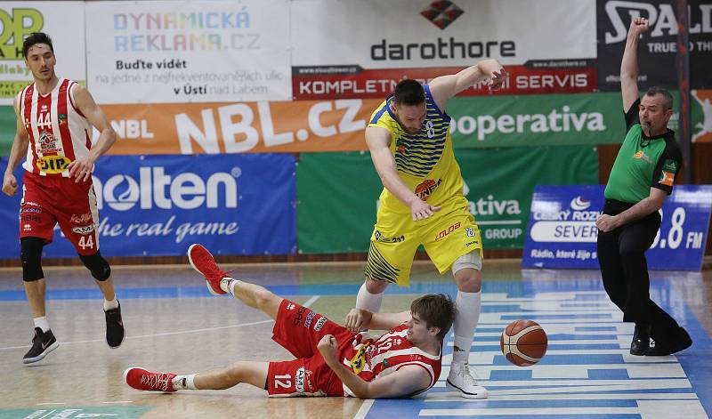 Basketbalové utkání Ústím nad Labem a Pardubice.