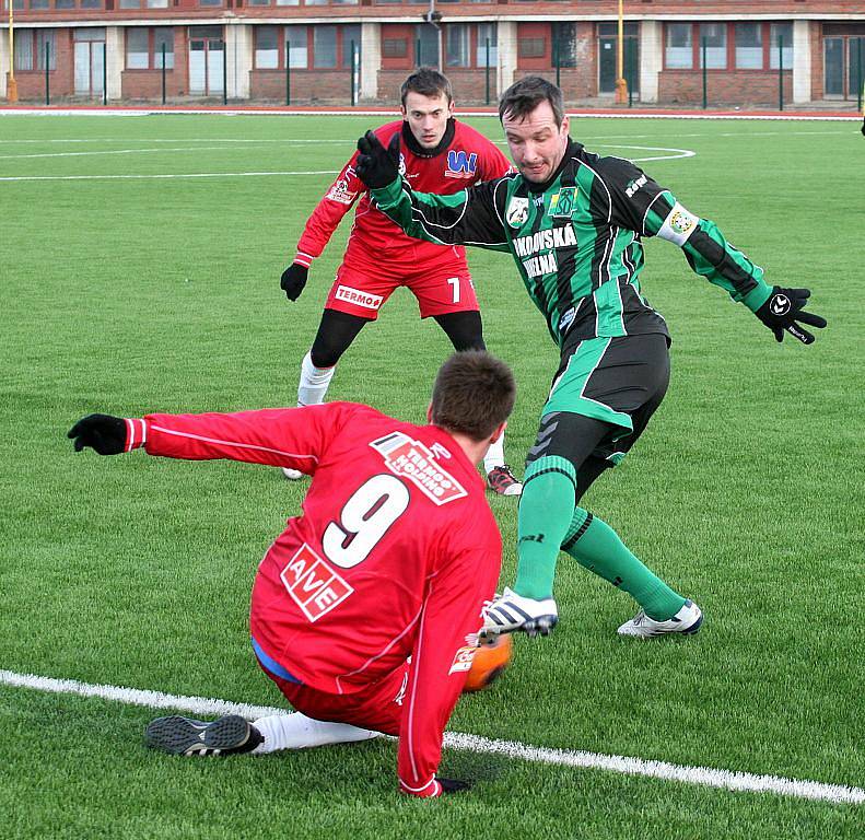 Fotbalisté Ústí (červení) se na umělé trávě ve Velebudicích střetli se Sokolovem a zápas skončil 1:1.