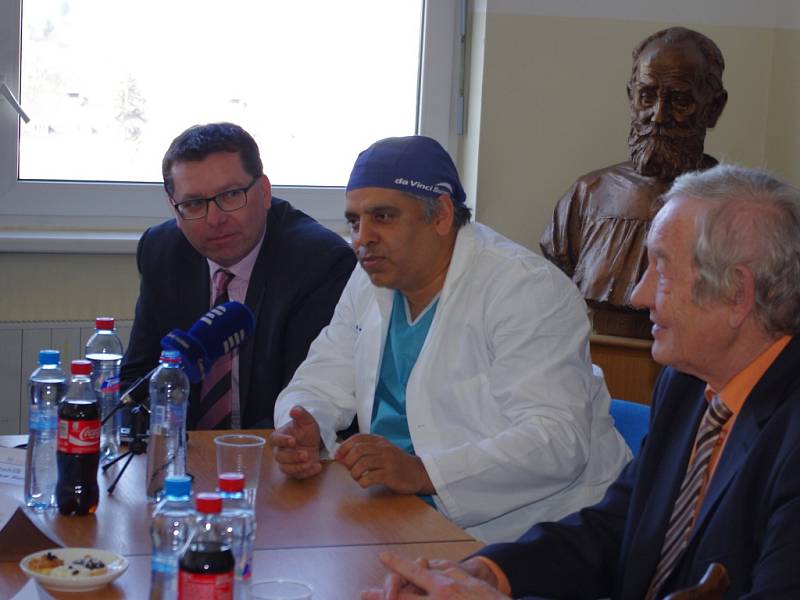Světový expert Amjad Parvaiz operoval v Ústí nádor konečníku