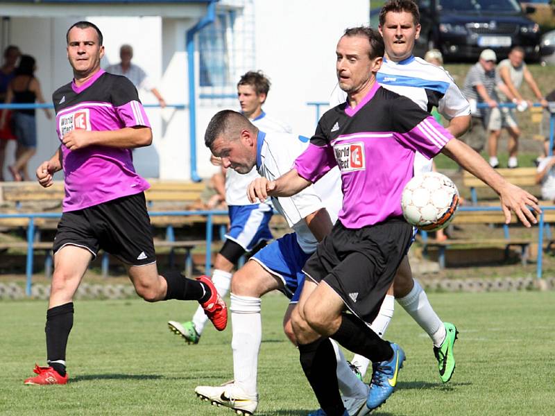 Chlumec (bílé dresy) – Přestanov 2:0. 