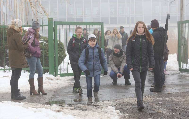 Režisér Jakub Šmíd u ZŠ Mírová točí film s názvem Na krátko.