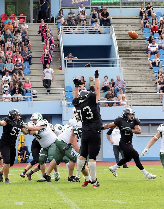 Paddock liga 2019. Ústečtí Blades (černé dresy) přehráli při prvním utkání na městském stadionu Alligators Brno (bílo-zelené dresy) 30:0.