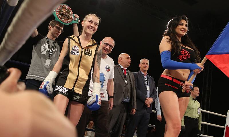 Fabiana Bytyqi (modré rukavice) vs. Maria Soledad Vargas v souboji o titul mistryně světa WBC v atomové váze