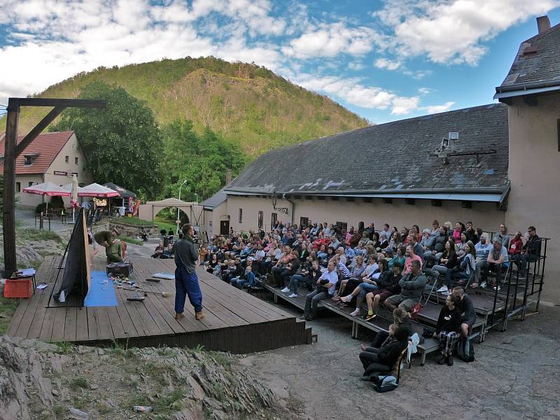 Hra Bratrstvo kočičí pracky na hradě Střekov